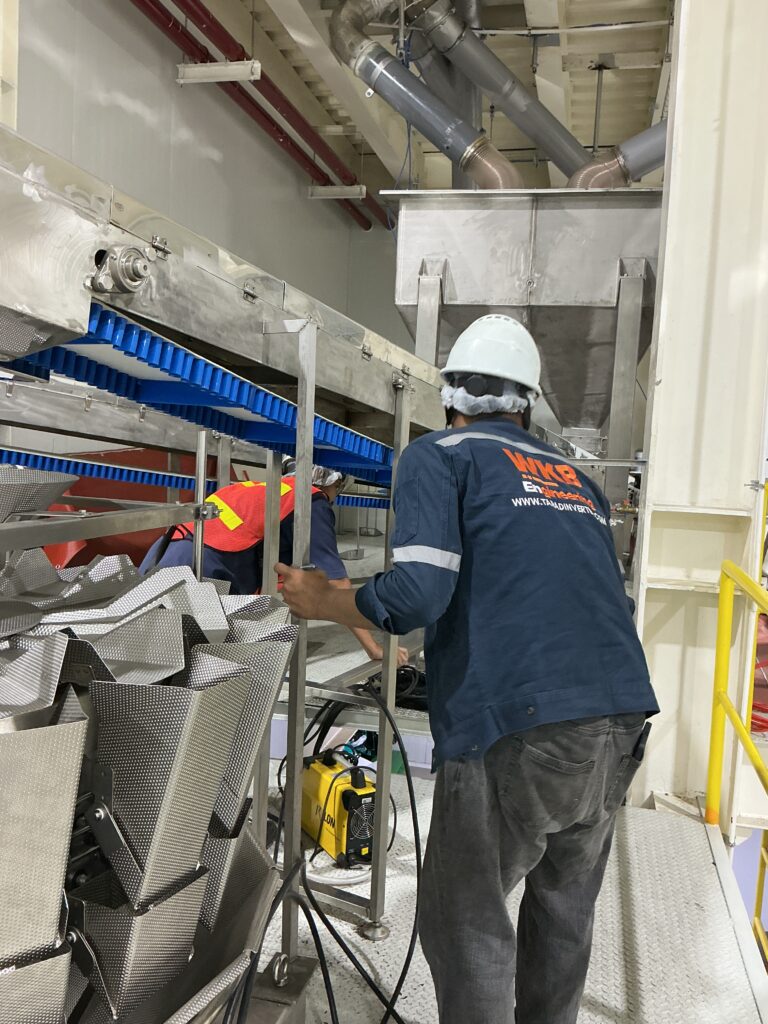 งานเดินสายไฟเชื่อมต่อ Conveyor Control Panel กับเครื่องจักร