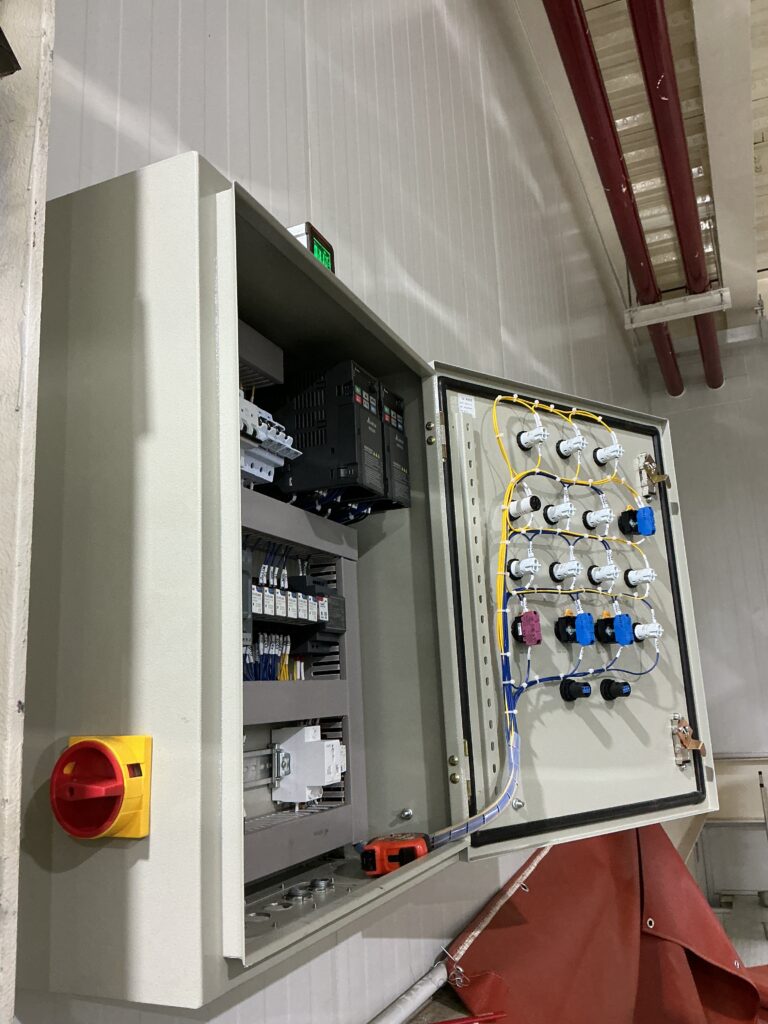 ตู้ Conveyor Control Panel สำหรับควบคุมเครื่องจักรอุตสาหกรรม