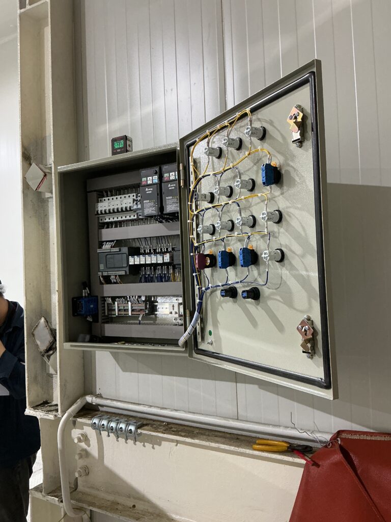 Delta MS300 Inverter ภายในตู้ Conveyor Control Panel