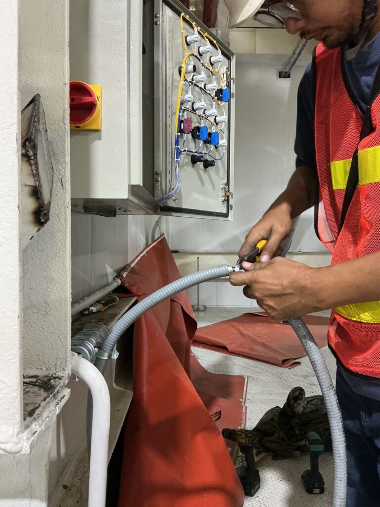 งานเดินสายไฟเชื่อมต่อ Conveyor Control Panel กับเครื่องจักร