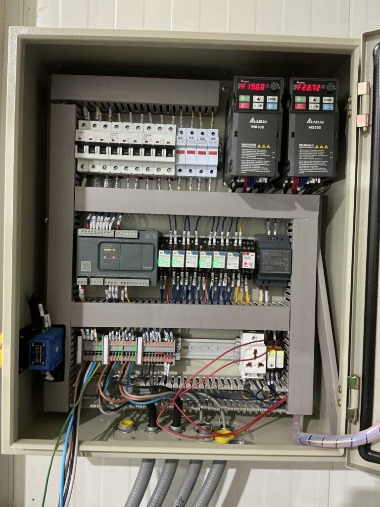 Delta MS300 Inverter ภายในตู้ Conveyor Control Panel