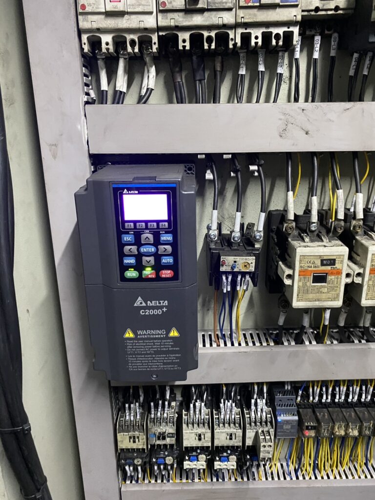 อุปกรณ์ภายใน Dryer Control Panel พร้อม VFD, Magnetic Contactor และ Circuit Breaker